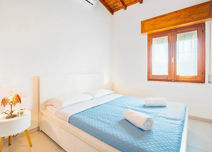 Oasi A Margine Rosso Su Forti