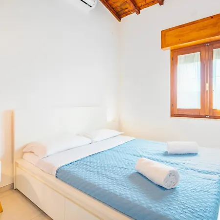 Oasi A Margine Rosso Su Forti