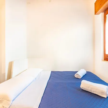 Oasi A Margine Rosso Su Forti