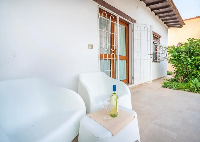 Oasi A Margine Rosso Nyaraló Su Forti