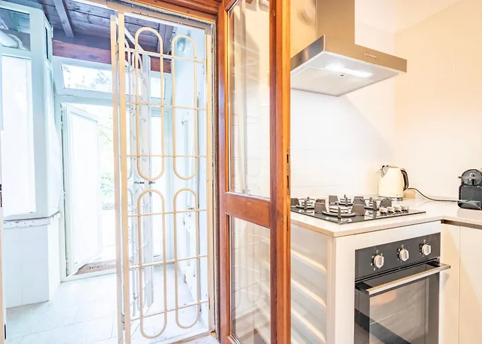 Oasi A Margine Rosso Su Forti